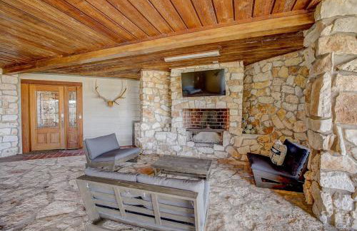 Stunning Lakefront Home with 2 Patios, Chef's Kitchen, & Lake Access - Foto 52