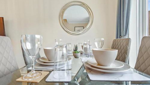 Modern Terraced House with Private Garden, Near Airport & MET Office - Foto 3