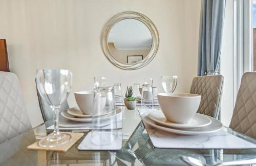 Modern Terraced House with Private Garden, Near Airport & MET Office - Foto 3