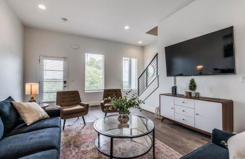 Nash House & Bars of Broadway with Patio Bar and Views! 8min Downtown! Sleeps 12! - Foto 8