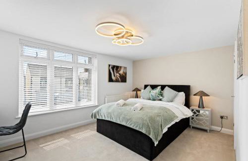 Luxury 4-Bed Family & Group Home-King or Twin Beds-Driveway, Garden-Near Gatwick - Foto 29