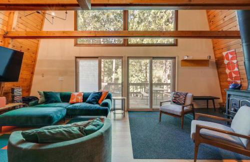 Charming Pinecrest Cabin with Private Deck - Foto 11