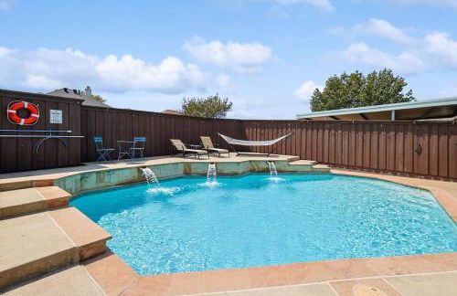 Deluxe Poolside Home, Modern 5BR with Gaming Room - Foto 45