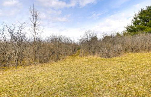 Log Cabin with Pond and Trail Access in Almond! - Foto 33