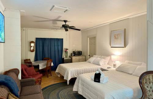 Berkshire Retreat Grand Home with Hot Tub and Large Yard, 5 mins from Jiminy Peak - Foto 36