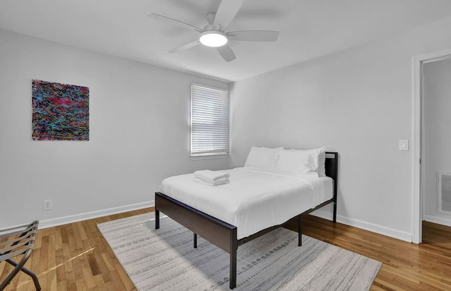 Chamblee Retreat 3BR Home w Spacious Porch - Foto 35