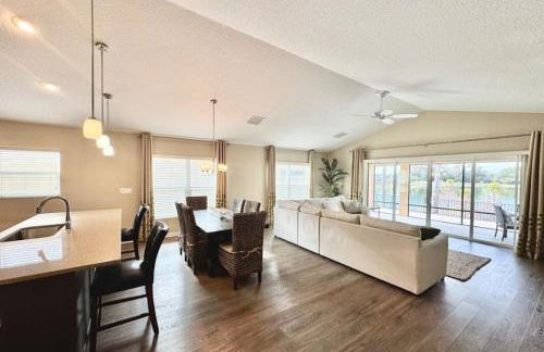 Cozy Oasis in Prime Location with Sunset Lake View, Golf Cart and Bathtub - Foto 49