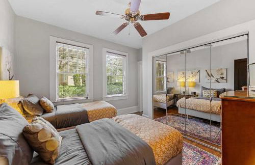 Luxurious Myers Park Living with Screened Porch - Foto 14