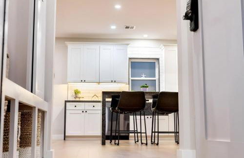 Renovated & Sophisticated Home Near Beach & Shops! - Photo 79