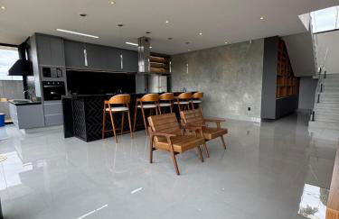 Belo sobrado com piscina aquecida em Ninho Verde 2 - Foto 5