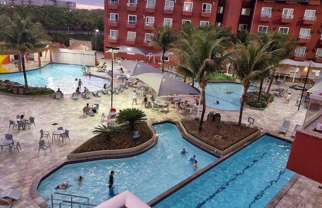 Frente ao Parque da Lagoa Quente, Apto particular com varanda e vista piscinas, com tela de proteção - Foto 39