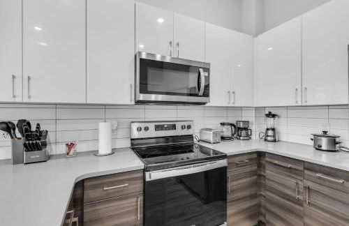 Chic 2BR Getaway Walk to Breweries and Art Walk - Photo 19