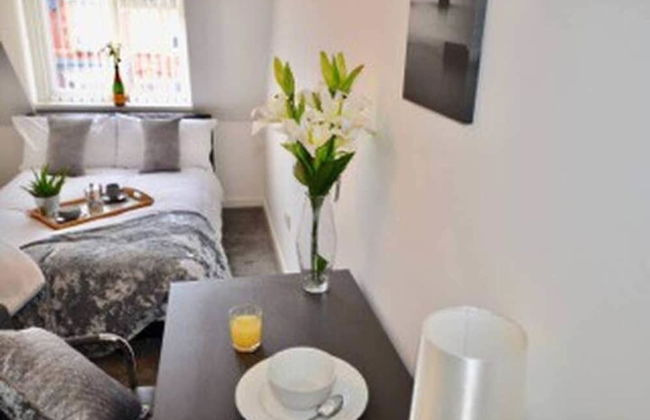 Beautiful 3-bed House in Wolverhampton - Photo 3