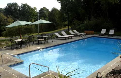 Secluded Cottage Rental with a Heated Pool in Red Hook for Family Getaways in New York State - Photo 15