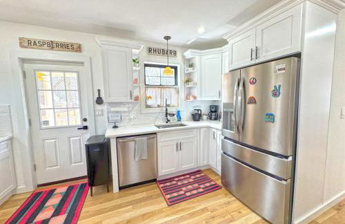 Renovated home seconds from town - Foto 9