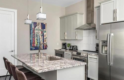 BRAND NEW Side by Side Homes - Sleeps 24 Guests - Foto 4