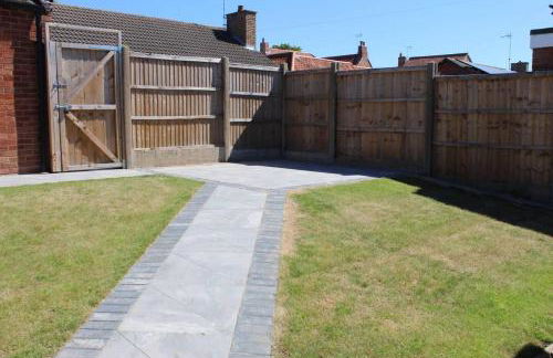 2 Bed House - Sleeps 4 - Pets - Garden - Parking - Photo 7