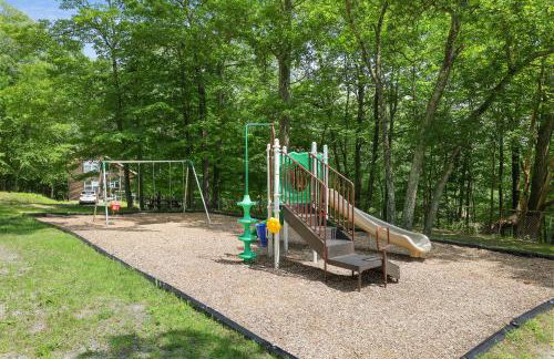 Secluded Cabin, Jacuzzi, Pool Table, King Bed & Fire Pit - Photo 15