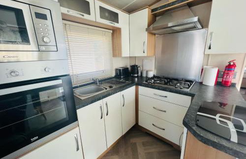 4 Sandringham, Patrington Haven, Hot Tub, Private garden & Parking - Foto 5