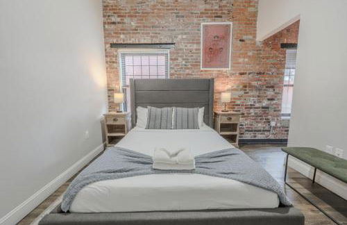 Lavishly Designed Home With Office Close to T - Photo 10