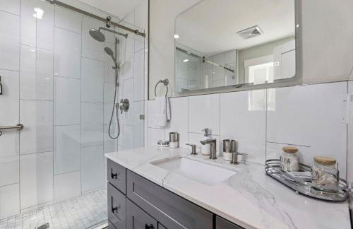 Angie Oasis Yard, Loft & Stocked Kitchen - Photo 18