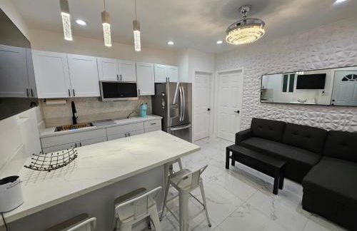 Modern Marble Retreat Private Gated ADU with Laundry & Parking - Foto 1