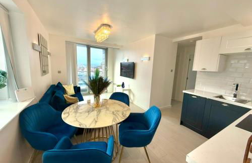 Award Winner of 2026 &2025 traveller & Best guest rated apartment, two bedroom, #1 Leeds city centres most central location, Great 180 degree views,balcony , PARKING onsite, Netflix & WiFi - Foto 52
