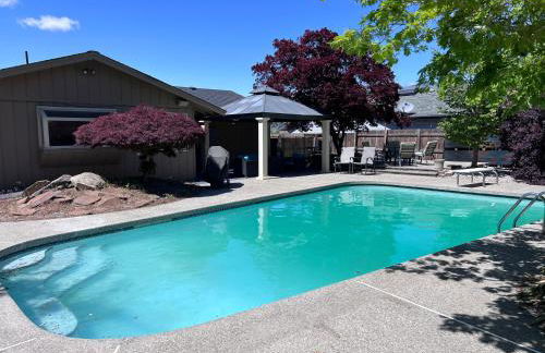 East Wenatchee Oasis 4BR, Pool, Hot Tub, Loop Trail - Foto 43