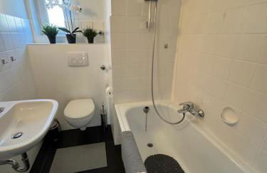 Central Comfort Home with Garden - Foto 13