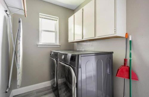 4 Bed 3 Bath House, Spacious, Smart TVs in all rooms, Whole house to yourself - Foto 34