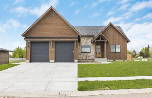 TetonHaus 5BR Hot Tub Game Room Walk to Driggs 20 min to Targhee - Foto 1