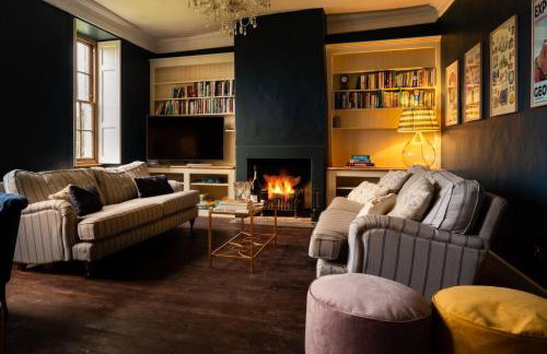 Upside house Beautiful 5 bedroom house sleeps 13 with hottub, games room and garden near Bath - Foto 1