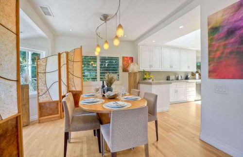 Serene Coastal Home Sleeps 8 - 1 Mile from Beach - Foto 8