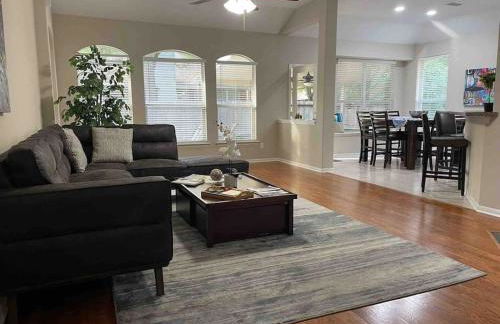 Lovely Woodlands home w/heated pool and spa! - Foto 24