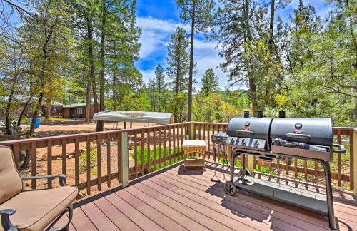 Near Hiking Trails Woodsy Pine Cabin with Fire Pit - Foto 1