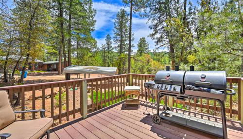 Near Hiking Trails Woodsy Pine Cabin with Fire Pit - Foto 1