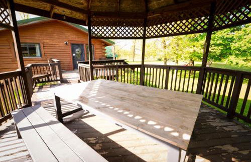 Cozy Cabin with Hottub at Cloverdale Cabins - Foto 40