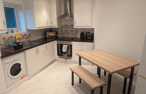 Flat with great transport links - Photo 4