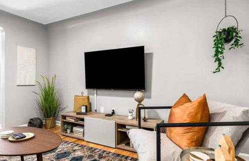 Warm & Comfy 2BR, Huge Backyard, Great Location! - Photo 73