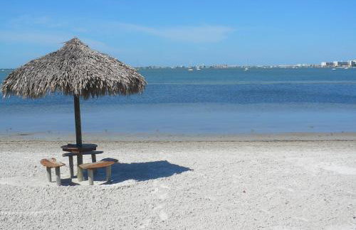 Affordable Two Bedroom Tropical Condo - Private Beach, Pools, Hot Tub - Foto 2