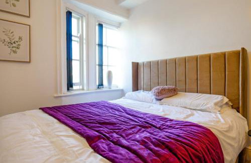 Zeenat Central Bury - Modern 2BR with Free Parking Sleeps 6 - Foto 14