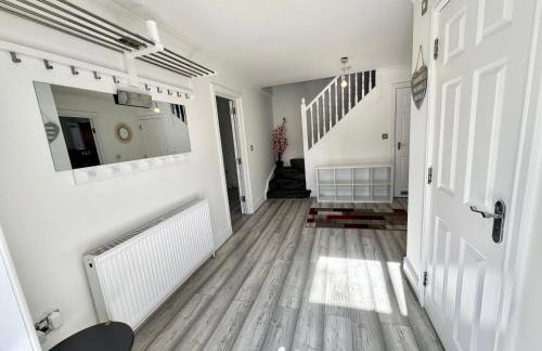 Spacious 3-Bed Home with Garden, Private Parking, Smart Tv's, Fast Wi-Fi - Photo 38