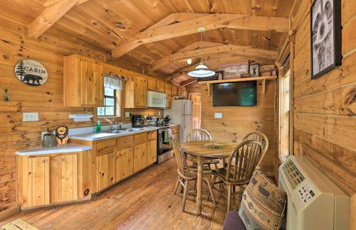 Quaint Log Cabin with Views Near West Jefferson - Foto 7
