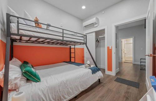 Apt+ 2 Queens+Bunkbed+Free Parking 55"TV - Photo 24