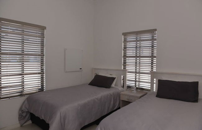 Pelican Cove is a Modern 4-bedroom Holiday Home in Langebaan With Some Sea Views - Foto 2