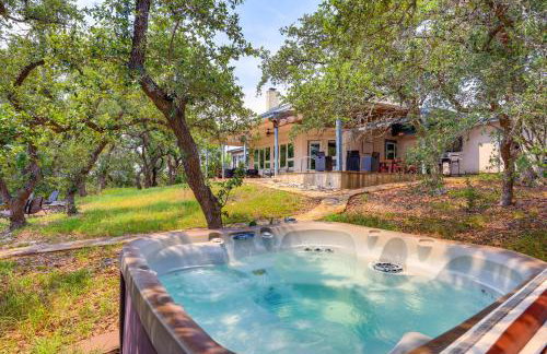 Modern Fischer House with Deck, Fire Pit and Hot Tub! - Foto 32