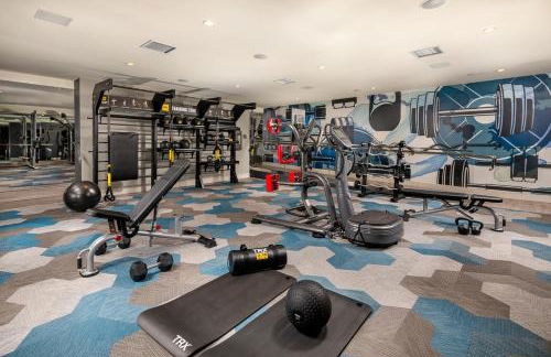 Luxury by the Beach with Pool, Gym, Game Room - Photo 18