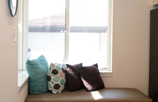 The Meadowlark Manor Spacious Backyard & Hot Tub - Photo 20