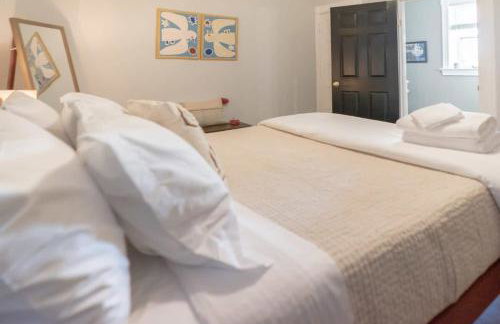 2BR with Workspaces & Deck ABODEbucks - Foto 18