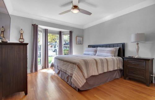 MIDCENTURY MANOR-Hot Tub & 5 Blocks to Town Center - Foto 17